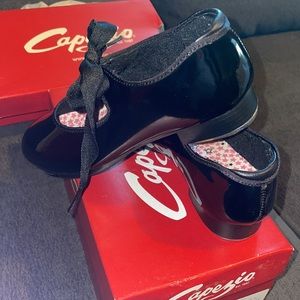 NIB Capezio Jr Tyette tap shoes black patent leather 1.5 N625C
